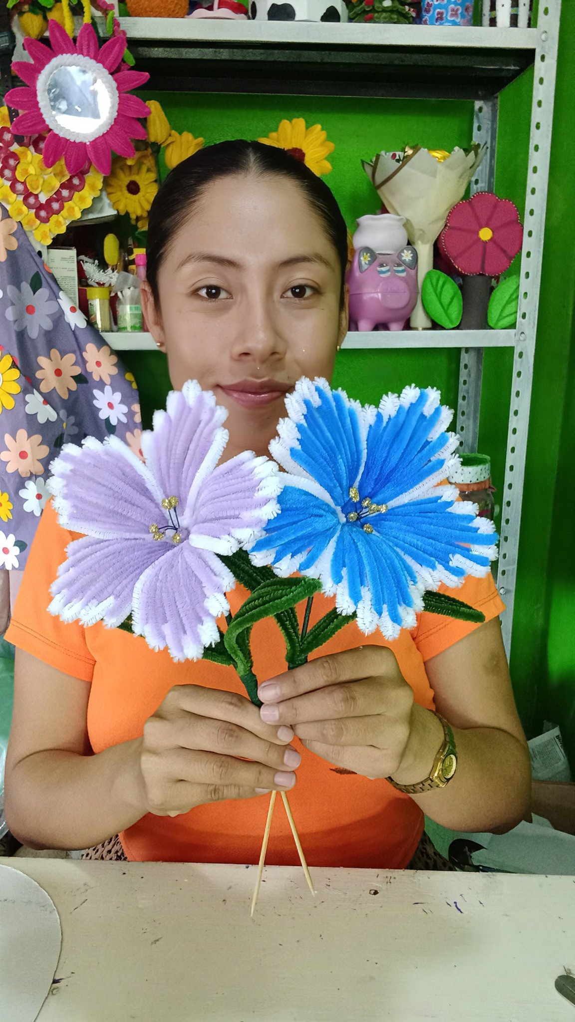 Carla com arranjos florais