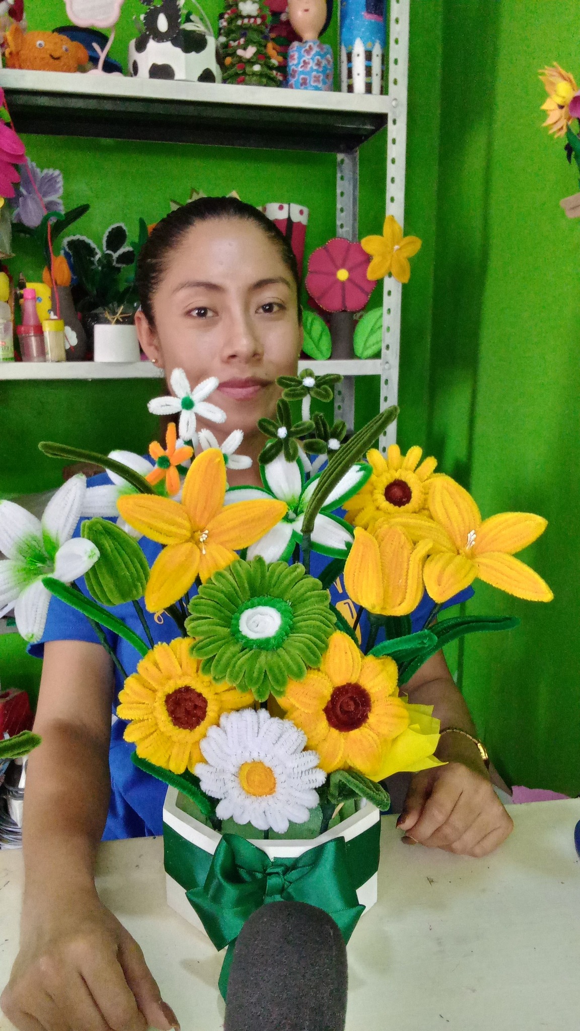 Carla ensinando artesanato