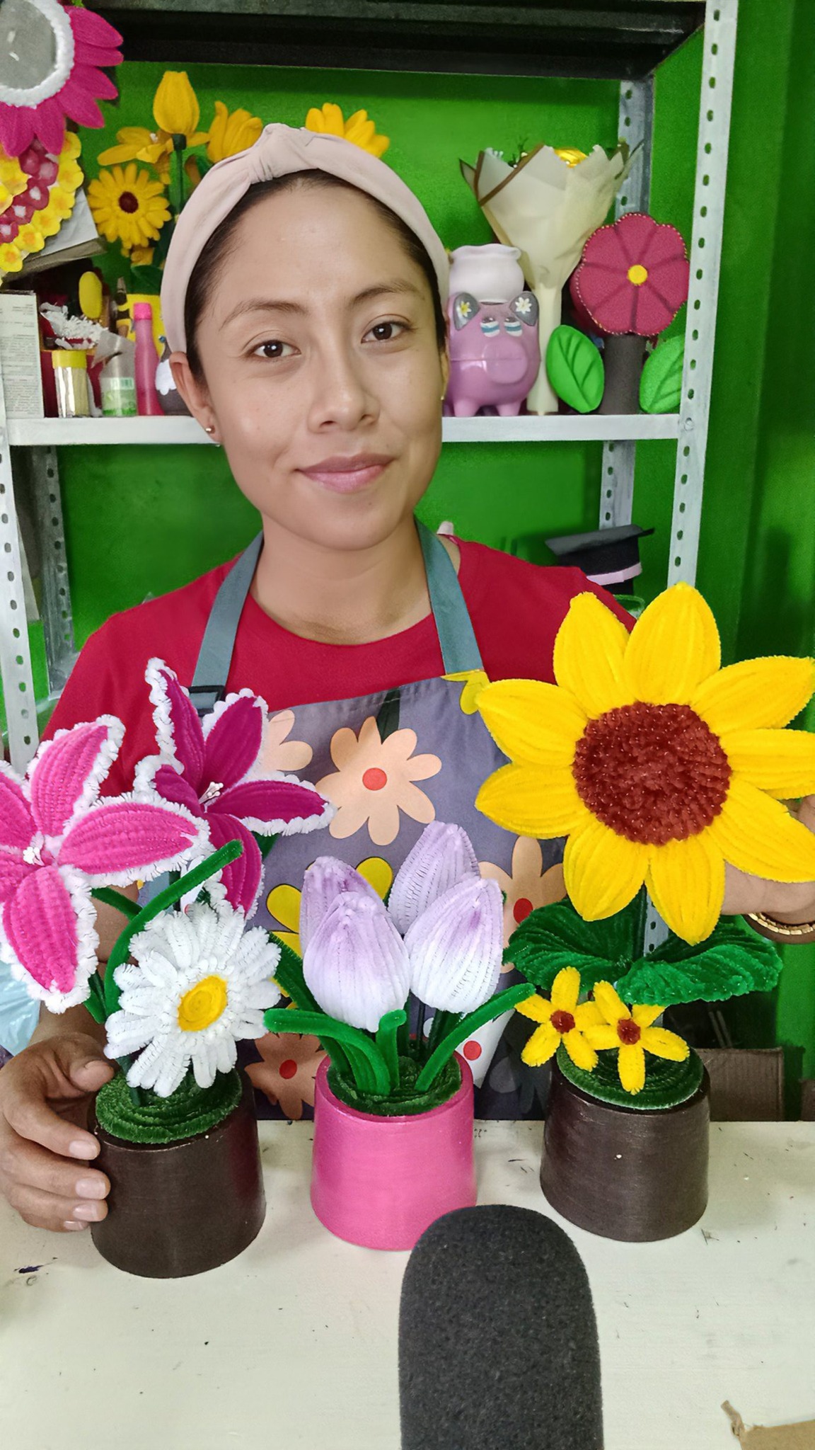 Carla com flores de limpador de cachimbo